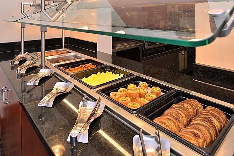 Holiday Inn Madison at The American Center By IHG