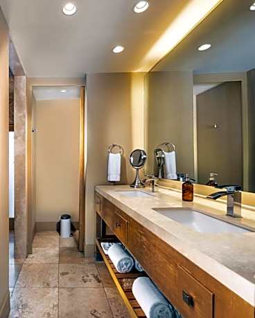 King Suite with Pool View