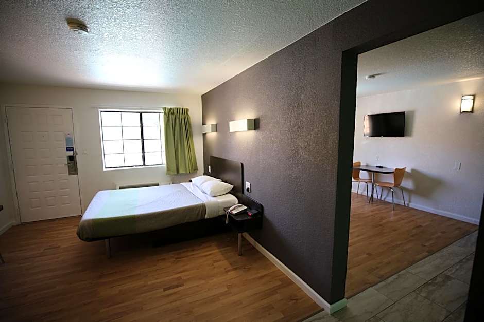 Studio 6-Barstow, CA