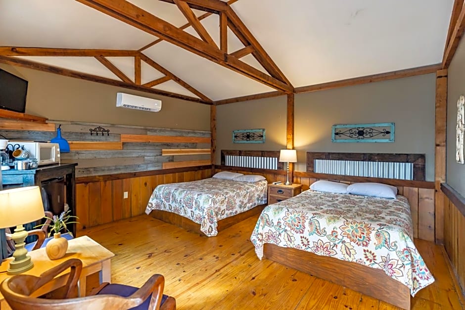 The Historic Leakey Inn