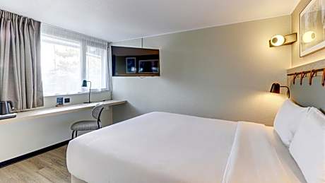 Standard Room - 1 Queen Bed