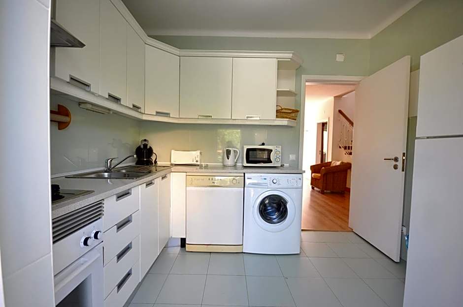 Stylish and well-equipped, private pool, close to amenities, free AC Wifi