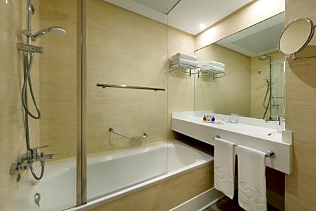 DOUBLE OR TWIN ROOM DELUXE  2 ADULTS +1 CHILD