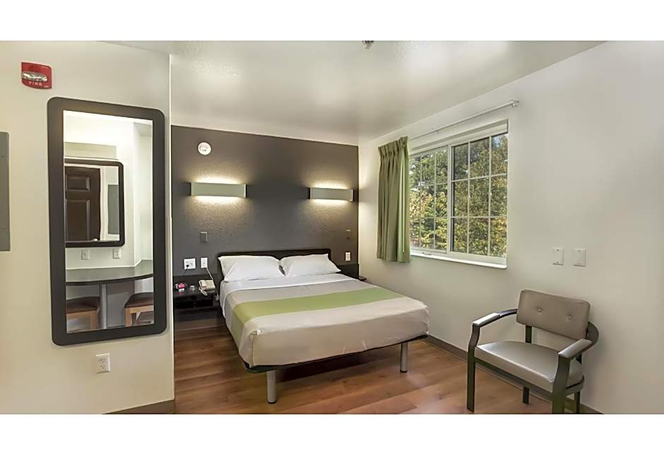 Photo 1 of 6 of 1 Queen Bed, Nonsmoking