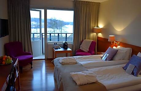 Superior Twin Room with Lake View