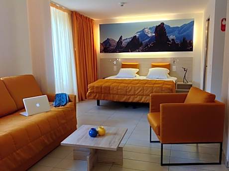 Family Room (2 Adults + 2 Children) with Courtyard View