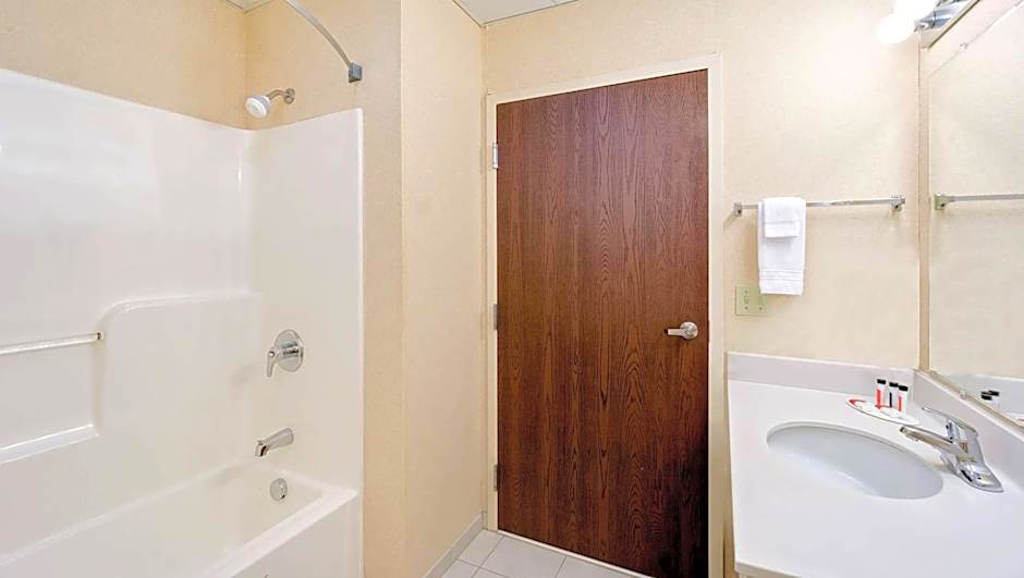 Magnuson Hotel West Liberty