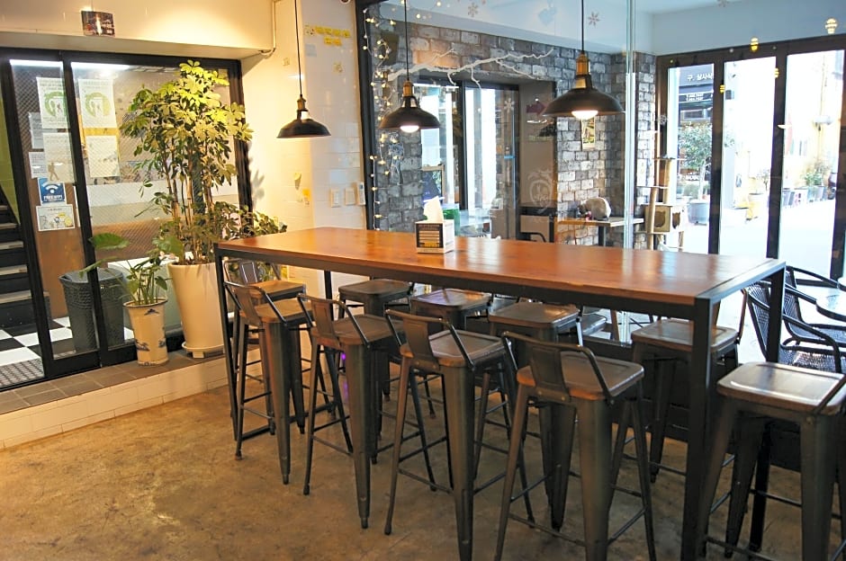 Backpackers In Yeosu