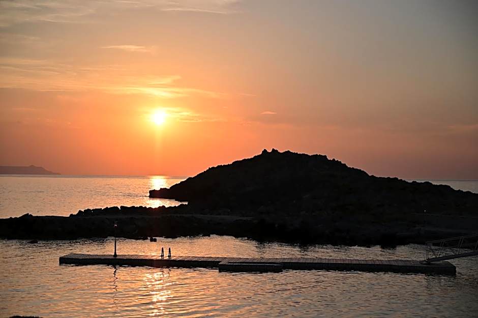 Kavos Hotel & Suites