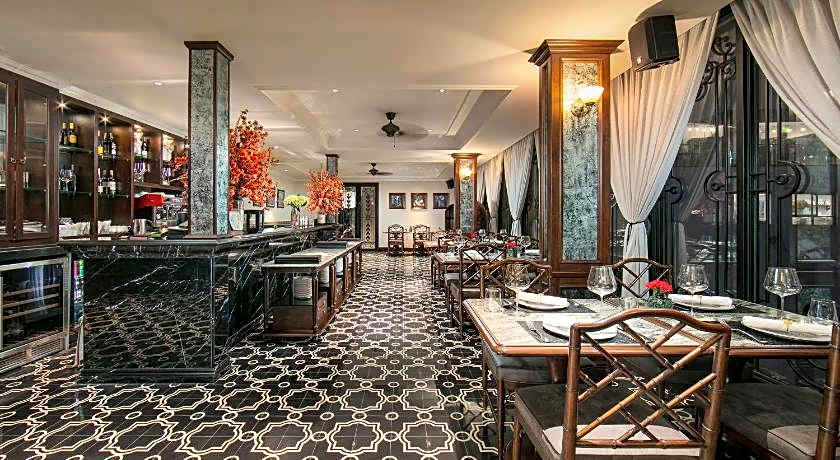 La Mejor Hotel & Sky Bar