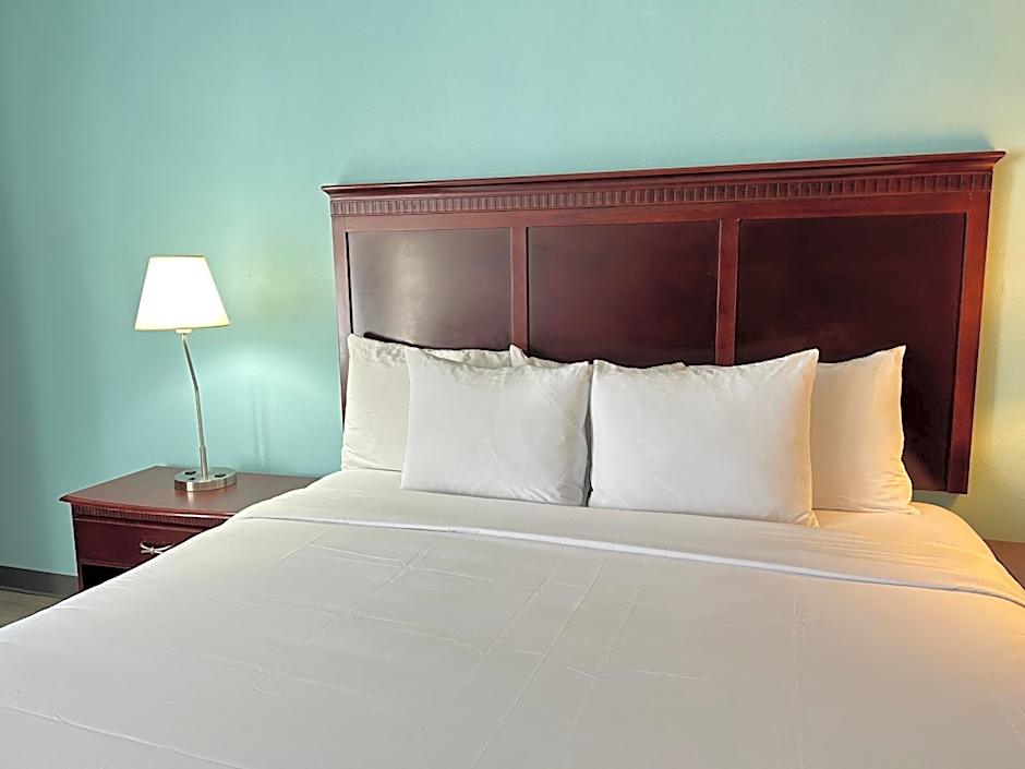 Clarion Inn & Suites Grand Rapids Airport