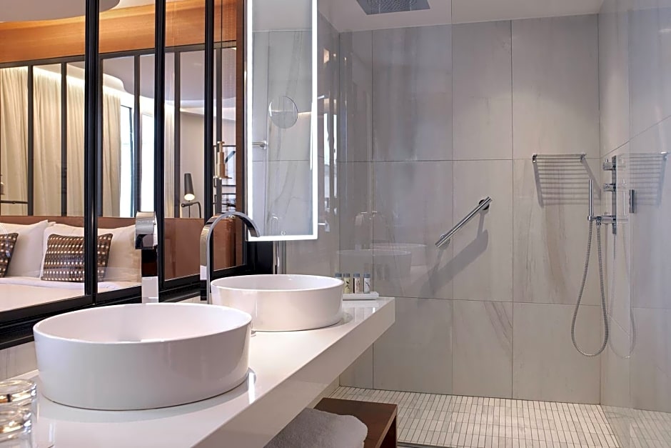 Renaissance by Marriott Paris Republique Hotel