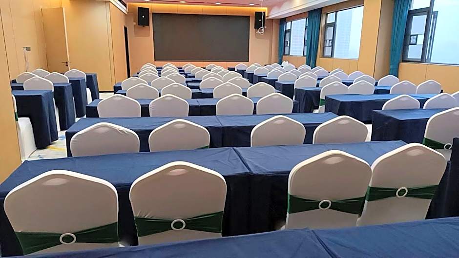 Borrman Hotel Guigang Macaojiang Park High-speed Railway Station