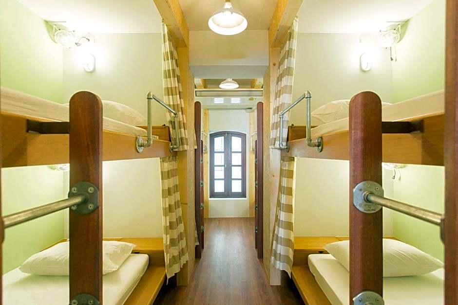 Barn & Bed Hostel