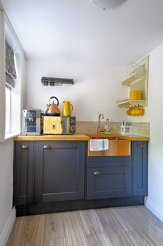 Executive Suite with Private HotTub, Full SkyTV in 600 Year Old Manor House