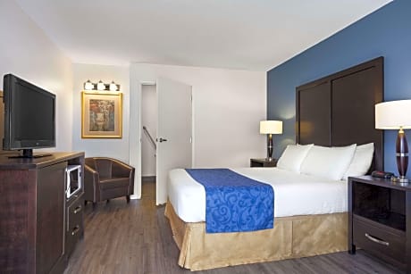 1 Queen Bed Suite Courtyard View Non-Smoking