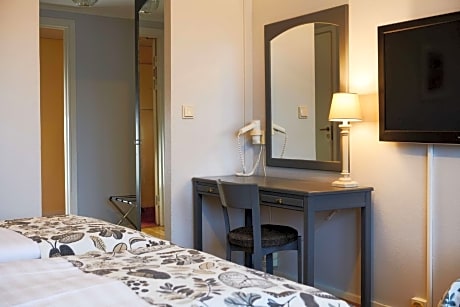 Family Room with Three Single Beds - Non-Smoking