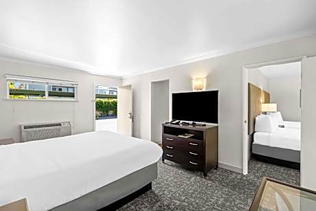 Suite - 1 King 2 Queen Beds, Non-Smoking, 2 Rooms, Family Room