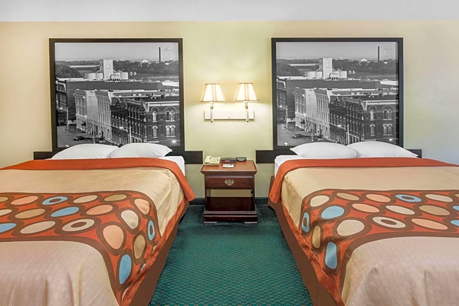Super 8 by Wyndham Montgomery I-65