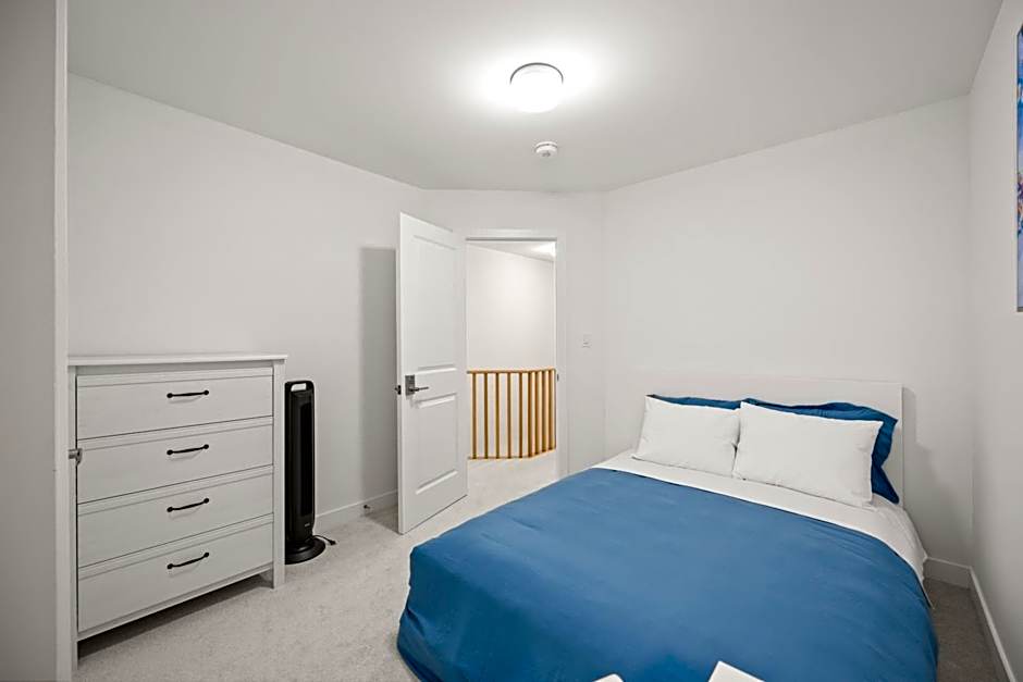 CEDAR Double Room with attached private Bathroom and Balcony in Toronto, ON, Canada