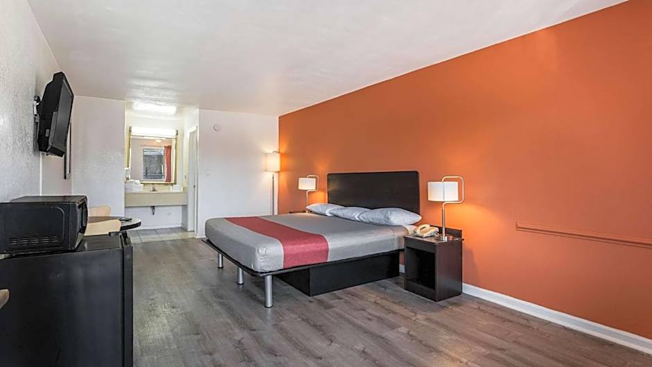 Motel 6-Portsmouth, VA