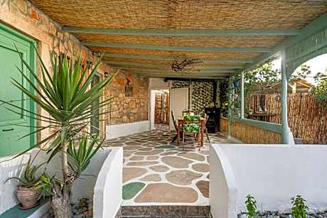 MANOS Small House Kouremenos