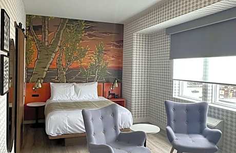 1 Queen Bed Non-Smoking Mini Fridge Wi-Fi Walk In Shower Full Breakfast