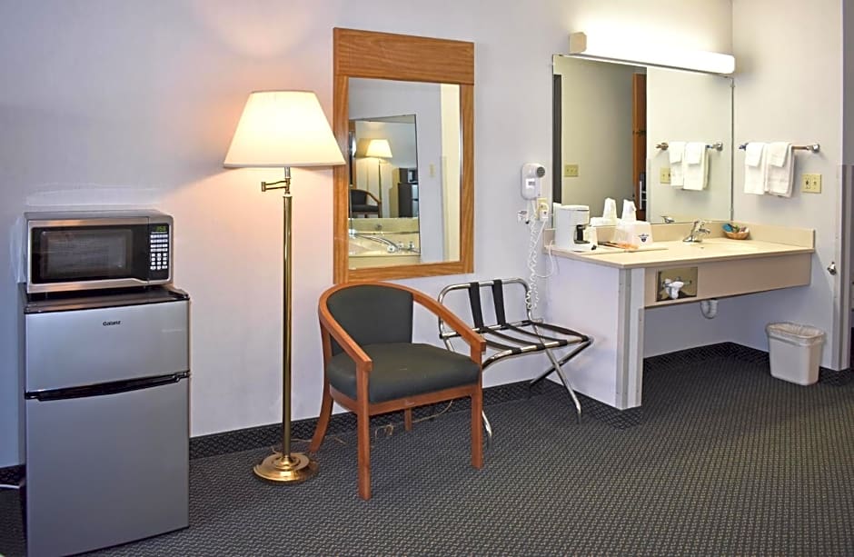 Americas Best Value Inn & Suites - Tahquamenon Country