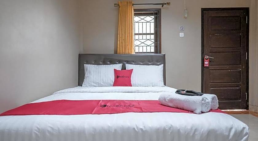 RedDoorz Syariah near Jamtos Jambi 2