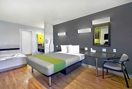 1 QUEEN BED | NON-SMOKING, HOT TUB, KITCHEN