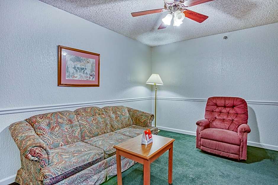 OYO Townhouse Tulsa Woodland Hills