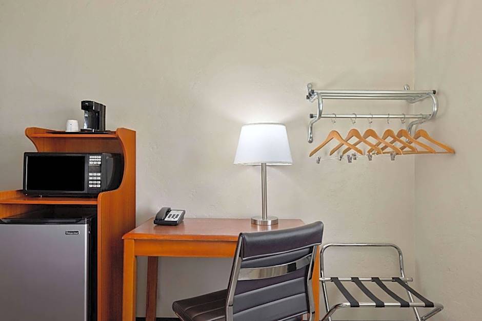 Super 8 by Wyndham Roseburg