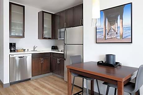 King Studio with Sofa Bed and Roll-in Shower - Mobility Accessible