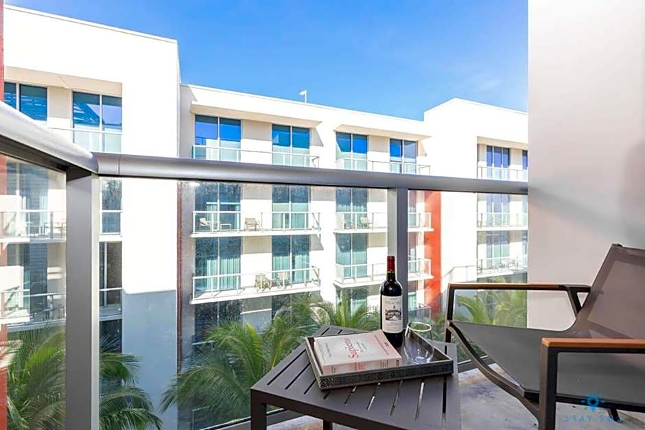Hot tub & Rooftop pool- Near Beach