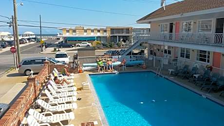 Deluxe Room with Two Full Beds and Kitchenette