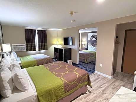 3 Queen Beds Studio Suite Non-Smoking