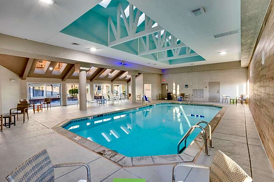 Orangewood Inn & Suites Kansas City Airport