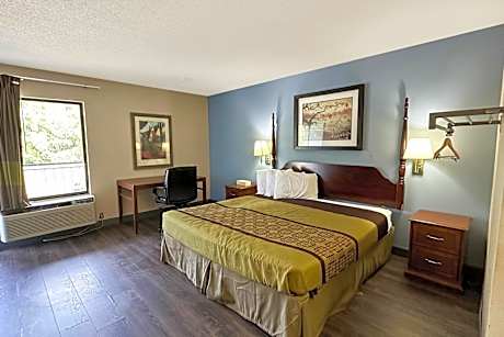 King Bed Smoking with Kitchenette