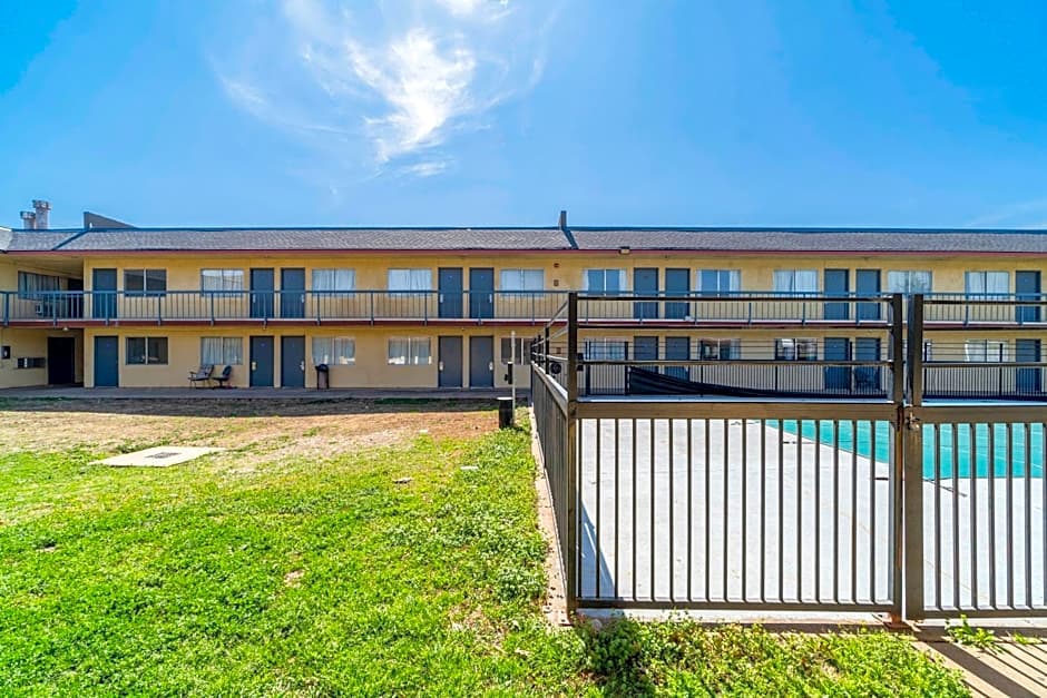 Castle Inn & Suites By OYO Chickasha
