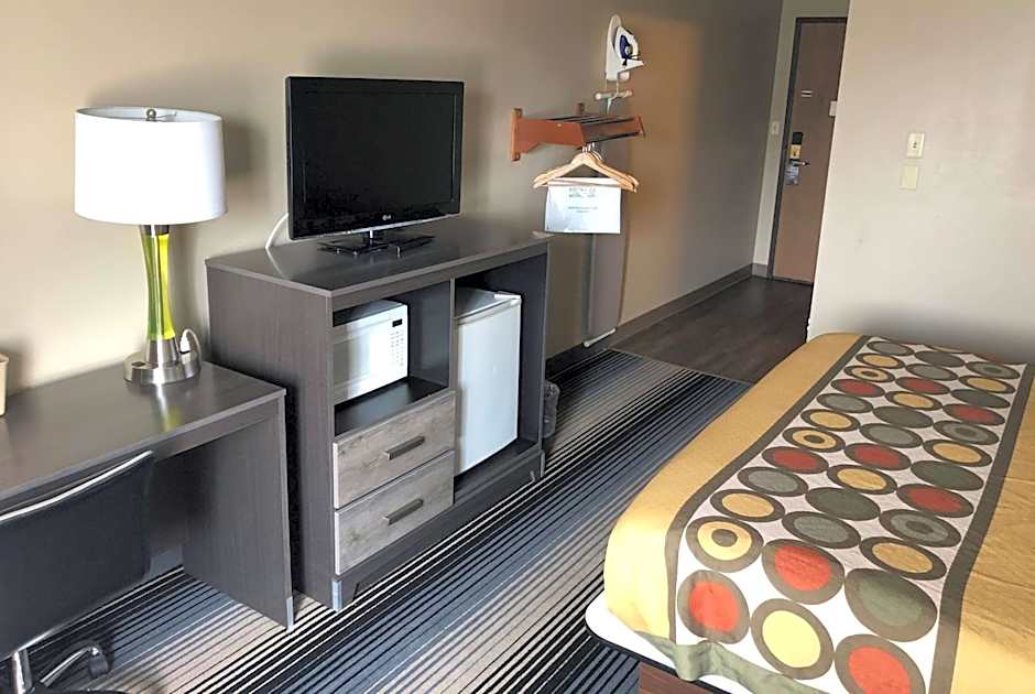 Super 8 by Wyndham Milwaukee Airport