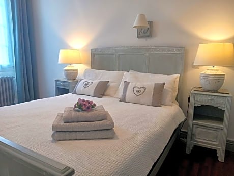 Deluxe Double Room with Shower