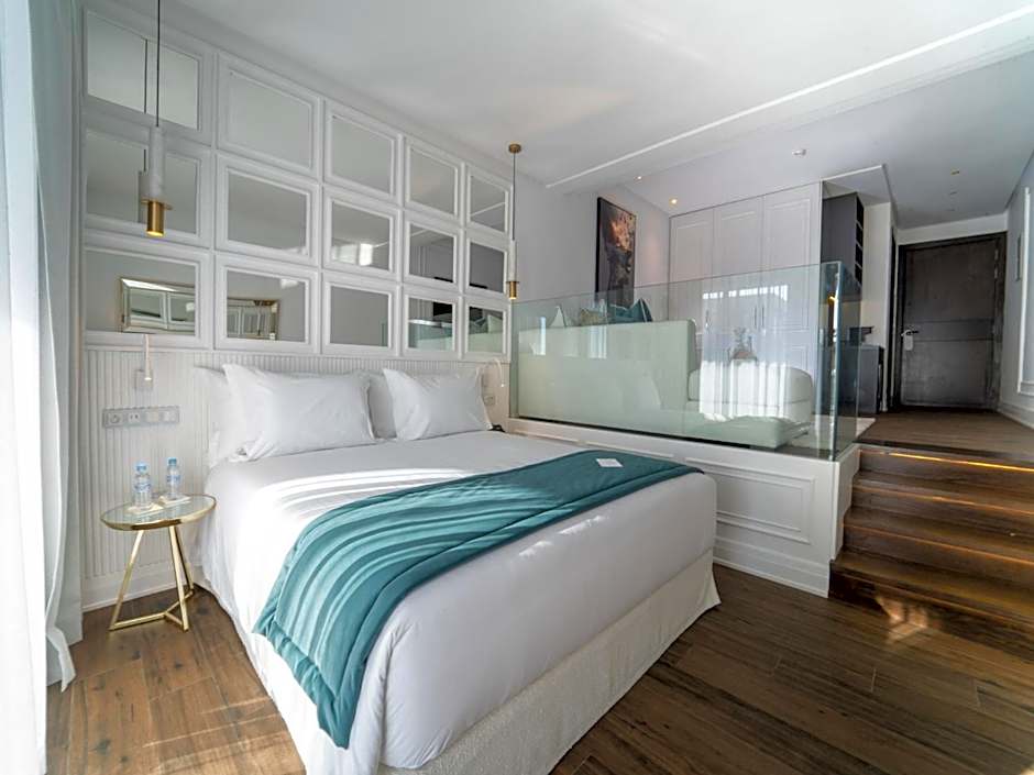 Petit Palace Suites Hotel