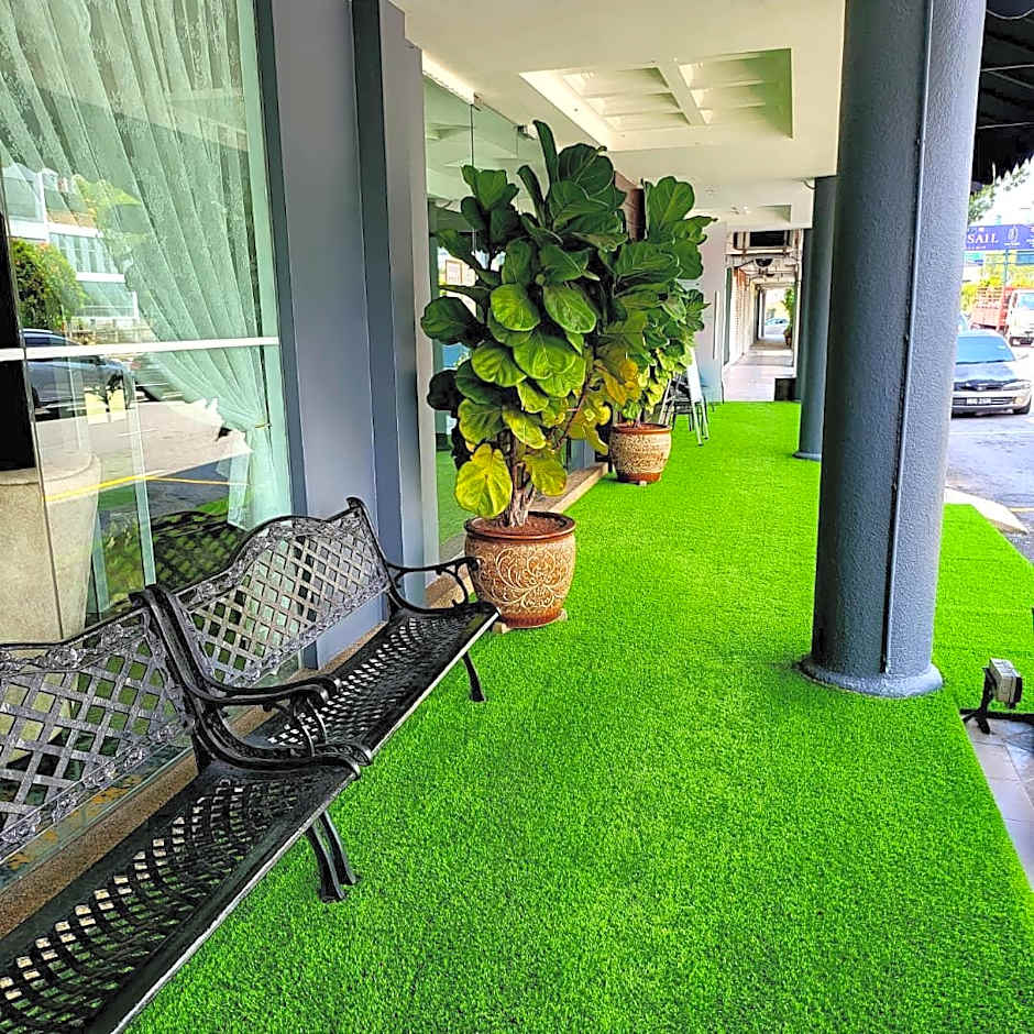 Queenspark Lovita Hotel