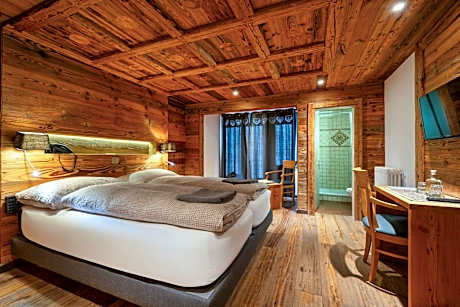Standard Twin Room with Balcony and Mountain View