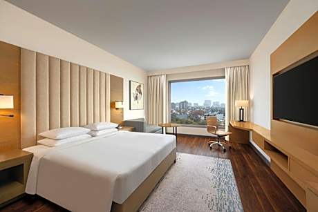 Club King Room – Breakfast, Club Lounge Access,  15% Discount on Food and Beverages, Wi-Fi