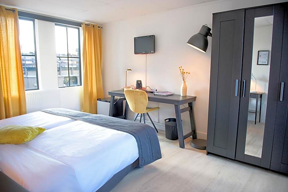 Hotel et le Cafe de Paris