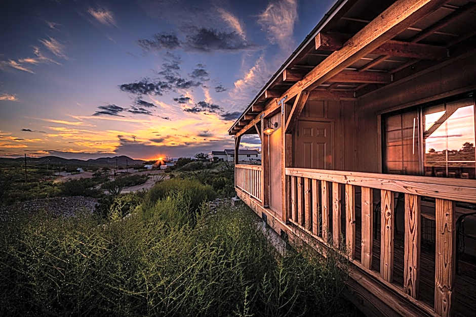 -Pet Friendly- Miners Cabin #5 -Two Double Beds - Private Balcony