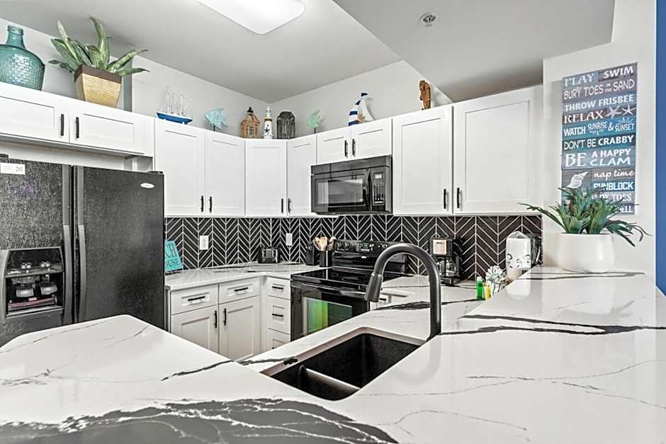 Sunrise Surprise 9th floor 2BR 2 BA King Suite Beach shuttle, heated pool!