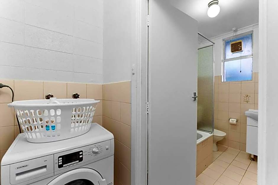 Renovated 1BR Unit CBD Parking Wi-Fi South Tce