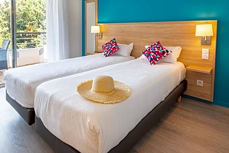 Studio Twin Room with Pool View